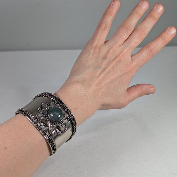 Chunky handmade cuff bracelet with green stone inset - Picture 6 of 8